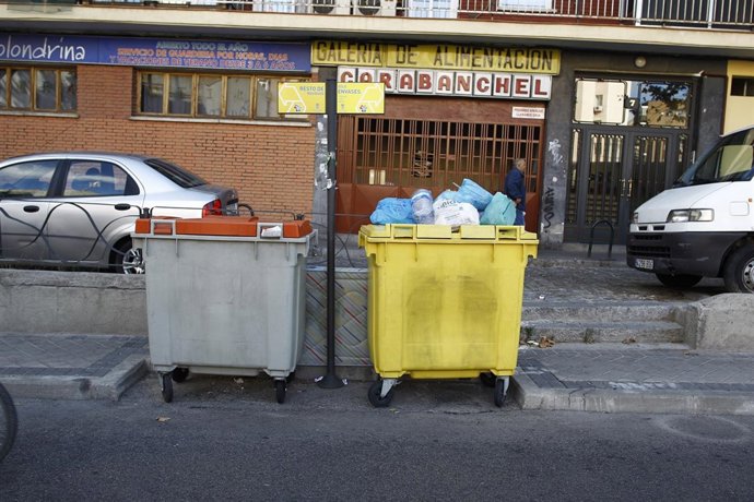 Cubos y bolsas de basura  