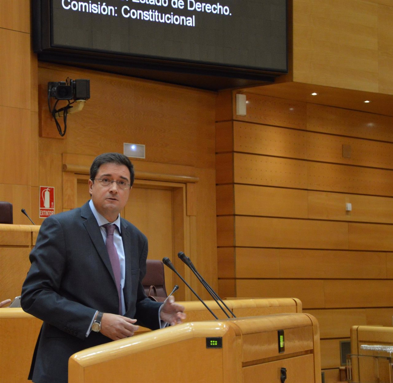 Óscar López interviende desde la tribuna del Pleno del Senado