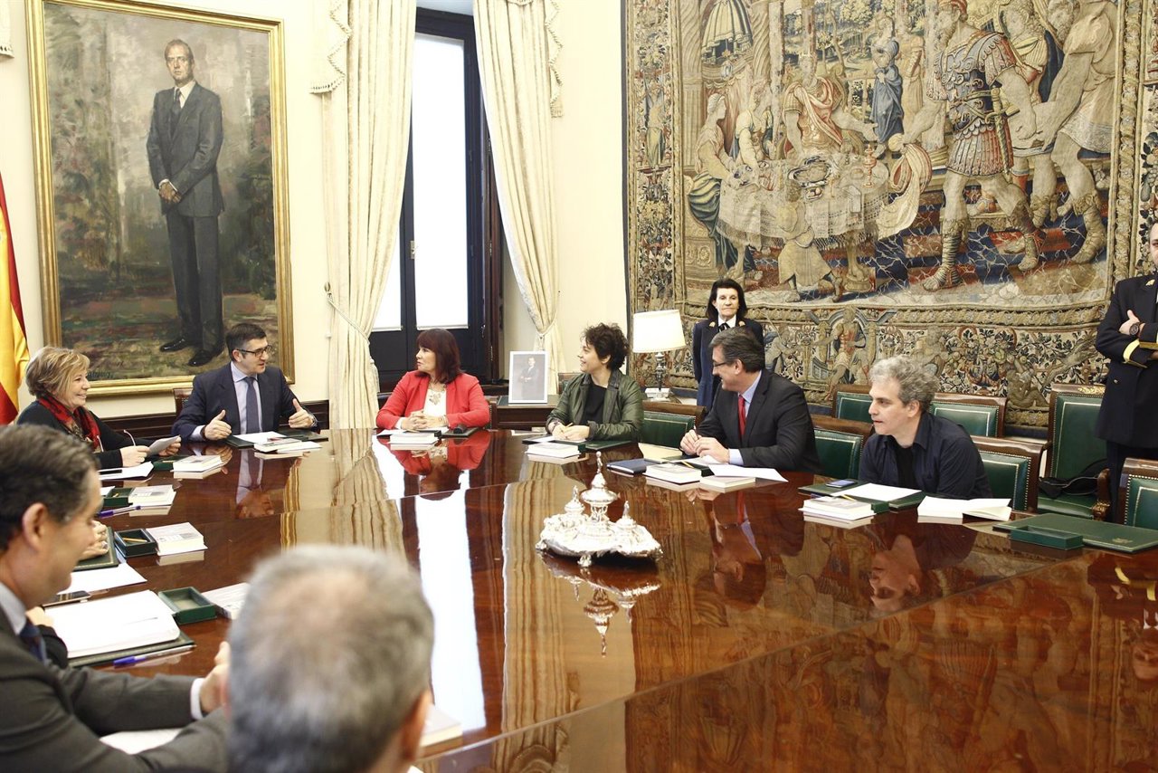 Patxi López preside la primera reunión de la mesa del Congreso