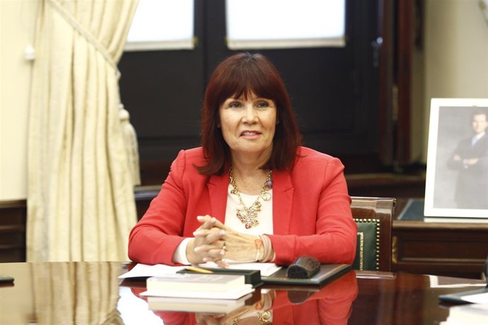 Micaela Navarro en la primera reunión de la mesa del Congreso