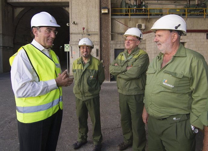 Ignacio Galán con trabajadores de Iberdrola