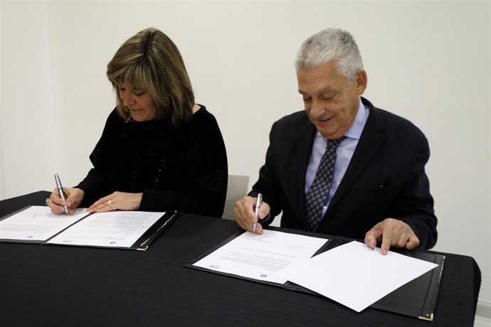 La alcaldesa N. Marín, y el pte. Del Gremio de Hotelero de Bcn J.Clos