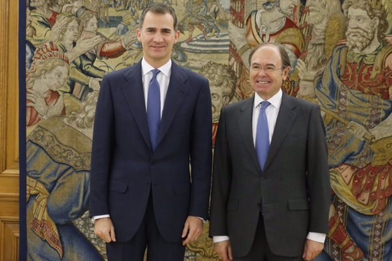 El Rey se reúne con el Presidente del Senado, Pío García-Escudero 