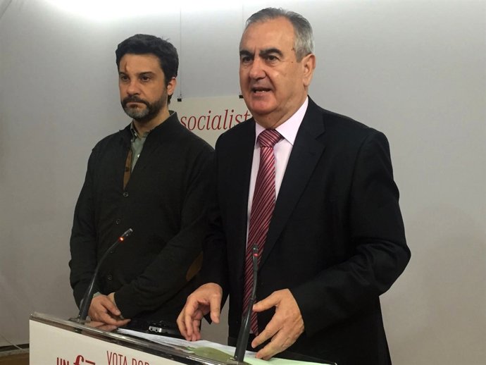 González Tovar junto a Jaoquín López en rueda de prensa