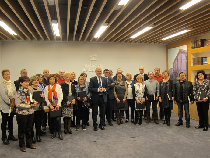 Ceniceros y Domínguez junto a los funcionarios jubilados en 2015