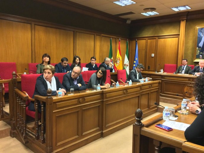 Miguel Ángel Castellón y Amós García renuncian a sus actas de diputados.
