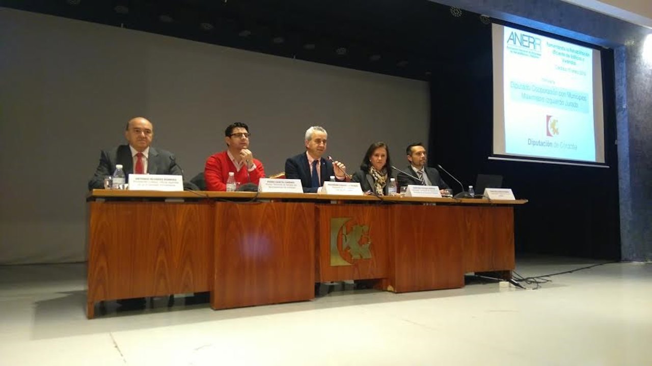 Izquierdo (centro) inaugura la jornada de rehabilitación eficiente de edificios