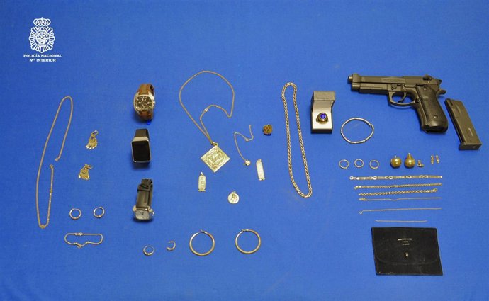 Efectos ocupados a los dos detenidos. 