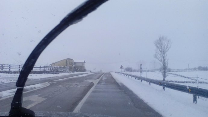 Carretera con nieve en Cantabra