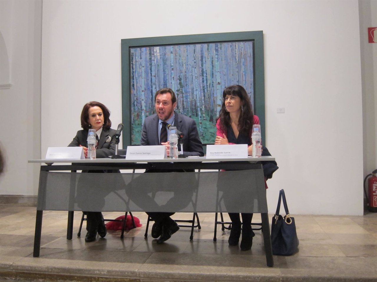 Dolores Tomás, Óscar Puente y Ana Redondo ante uno de los cuadros de la muestra