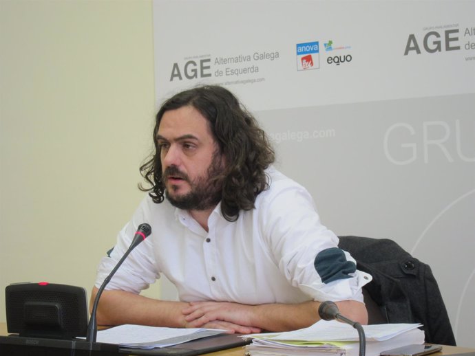 El viceportavoz de AGE, Antón Sánchez, en rueda de prensa