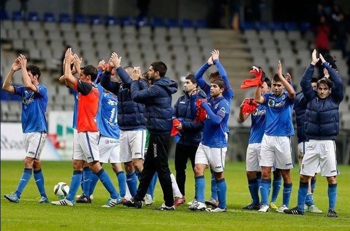 Plantilla del Real Oviedo agradeciendo el apoyo a su afición.
