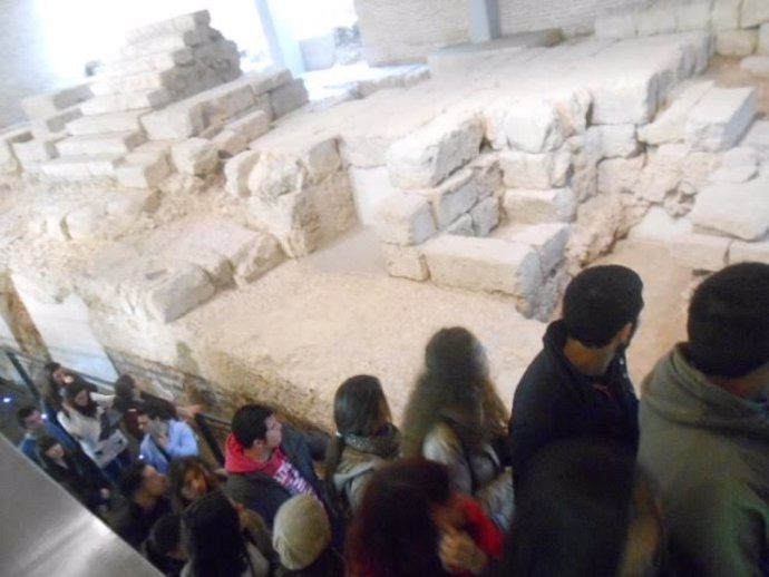 Un grupo de personas asisten a una de las actividades del Museo Arqueológico
