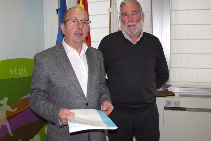 Ramón Ruiz se reúne con el alcalde de San Vicente de la Barquera