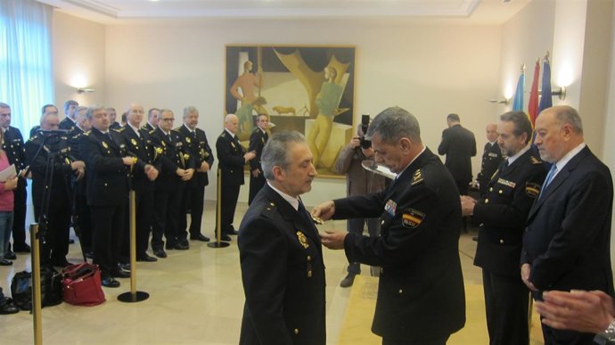 Díaz Salazar entrega una condecoración ante Gabino de Lorenzo. 