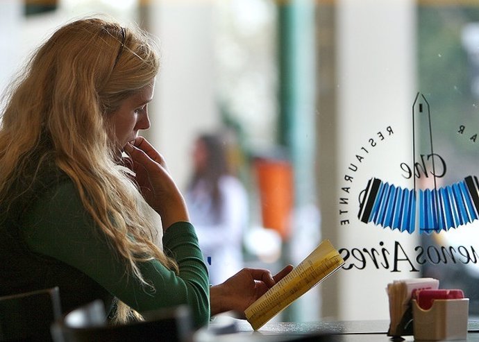 Mujer, leer, restaurante