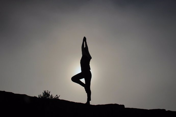 Mujer practicando yoga