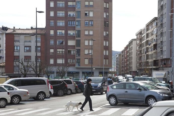 Avenida Menéndez Pelayo, en el casco urbano de Maliaño (Camargo)