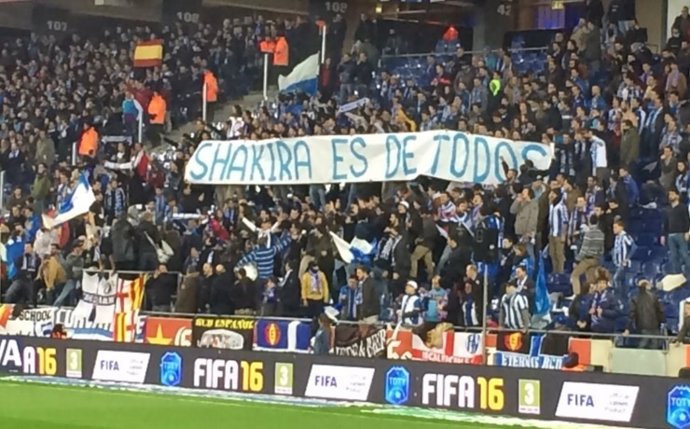 Pancarta de 'Shakira somos todos' en Cornellà El Prat