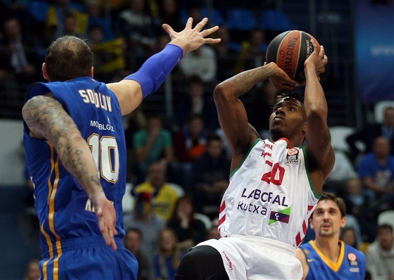 Darius Adams, del Laboral Kutxa, lanza a canasta ante el Khimki