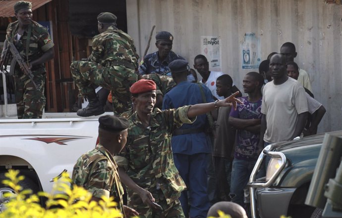 El exministro de Defensa Ndayirukiye durante la intentona golpista en Burundi