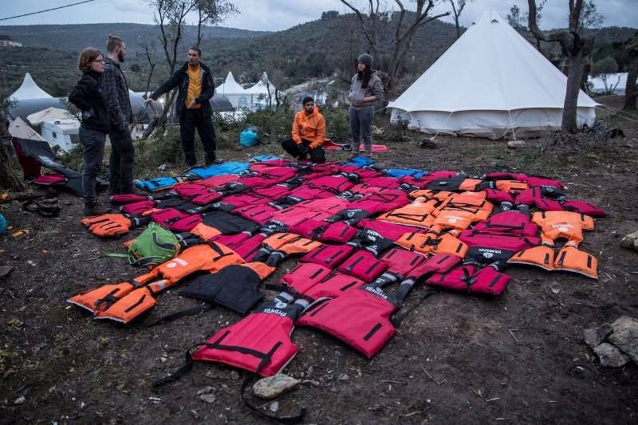 Voluntarios fabrican colchones con chalecos salvavidas en Lesbos