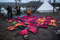 Chalecos salvavidas convertidos en colchones para los refugiados