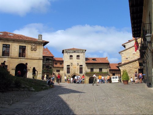 Plaza Mayor de Santillana del Mar, con la Torre de Don Borja al fondo 