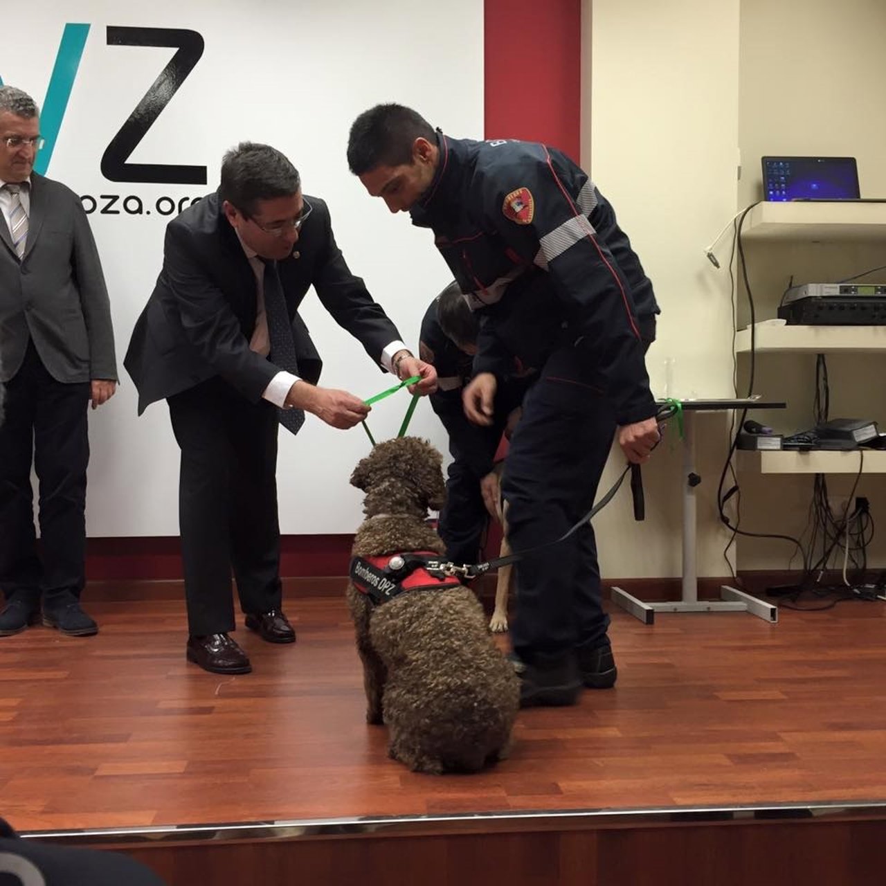 El Colegio de Veterinarios premia al grupo de guías caninos de Bomberos de DPZ.