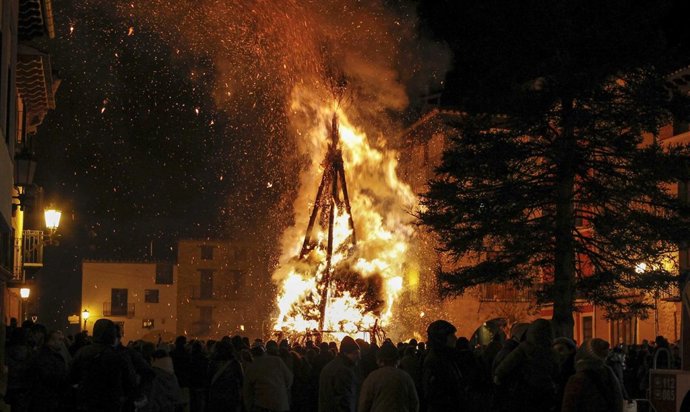 Imagen de la 'santonà' de Forcall (Castellón) con su hoguera