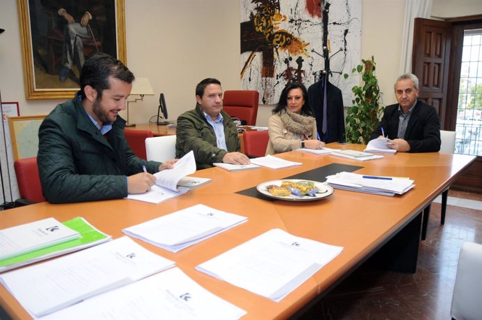 Diputación de Córdoba firma contratos para mejorar carreteras