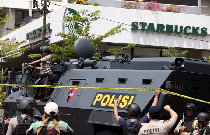Efectivos de Policía en Yakarta tras los ataques