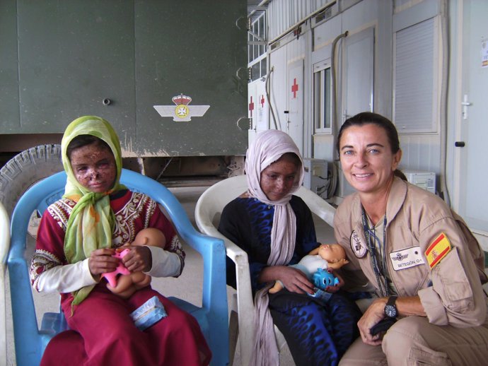 Ana Betegón con niñas afganas