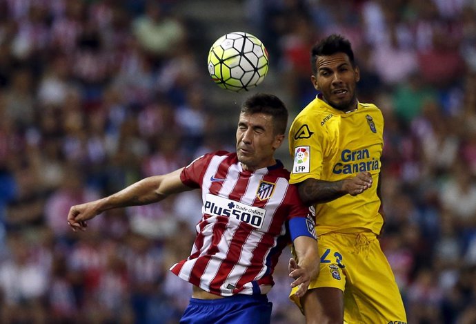 Gabi, del Atlético, pelea por un balón con Jonathan Viera, de Las Palmas