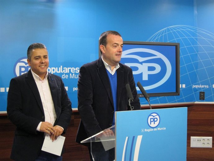 Iniesta se dirige a los medios de comunicación acompañado por Jesús Cano