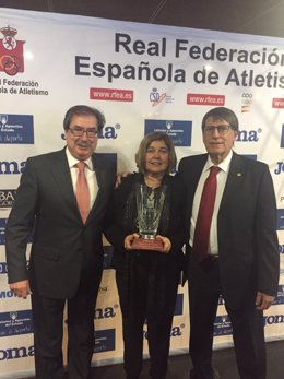 Rosario Cordero con el premio de la Federación de Atletismo