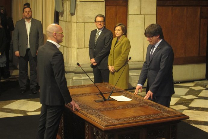 Raül Romeva jura como conseller. C.Puigdemont,Artur Mas,C.Forcadell,O.Junqueras