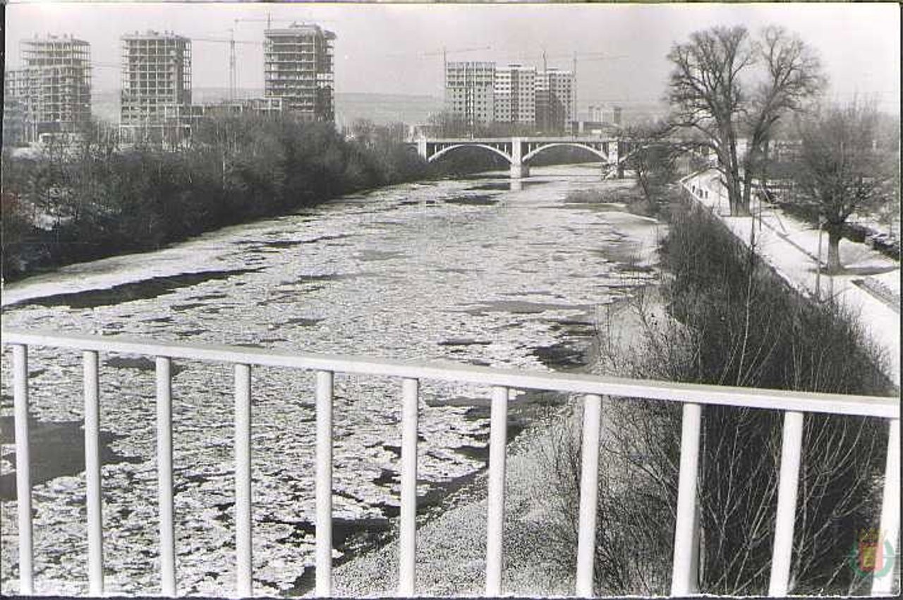 Río Pisuerga con placas de hielo en 1971