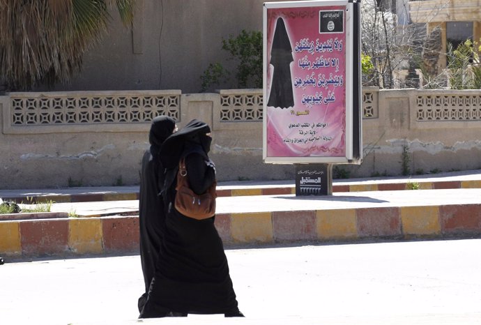 Mujeres caminan por Raqqa, Siria