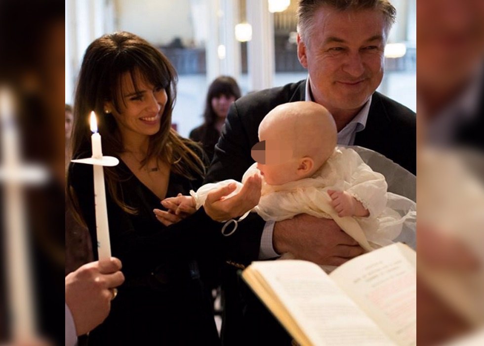 Alec Baldwin y su mujer bautizando a su hijo Rafael