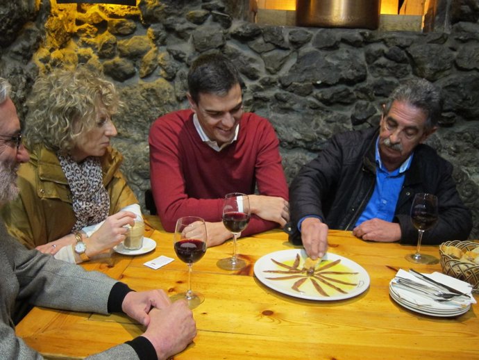 Pedro Sánchez y Revilla degustan unas anchoas en Santander