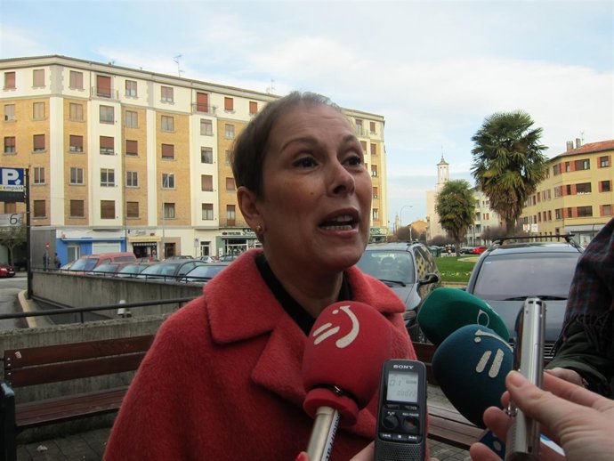 La presidenta del Gobierno de Navarra, Uxue Barkos, atendiendo a los periodistas