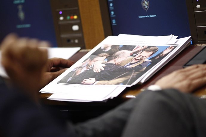 Antonio Hernando enseña fotos de Rajoy con Rato