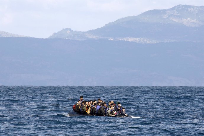 Refugiados afganos se aproximan a la isla de Lesbos (Grecia)