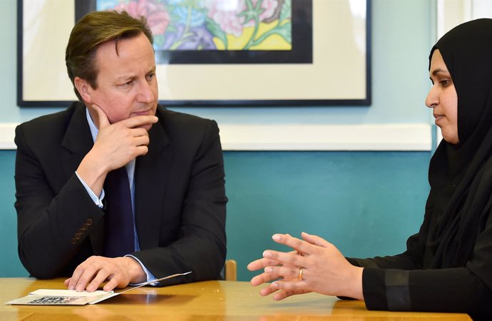 David Cameron habla con mujer musulmana
