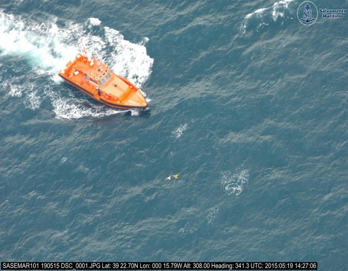 Rescatan a los ocupantes del helicóptero hundido cerca de Cullera.