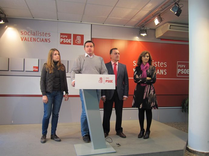 Herick Campos con otros diputados socialistas en rueda de prensa