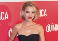 Ana Fernández va saliendo del pozo con el cantante de Marlon