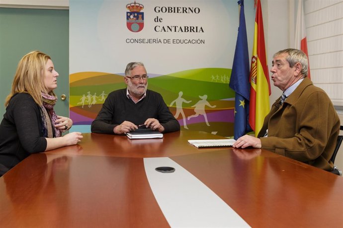 El consejero de Educación, Cultura y Deporte con el alcalde de Bareyo