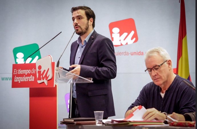 Alberto Garzón durante una intervención junto a Cayo Lara